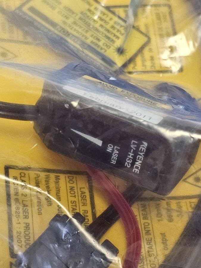 Used NEW KEYENCE LV-H32 PHOTOELECTRIC DIGITAL LASER SENSOR HEAD LVH32
