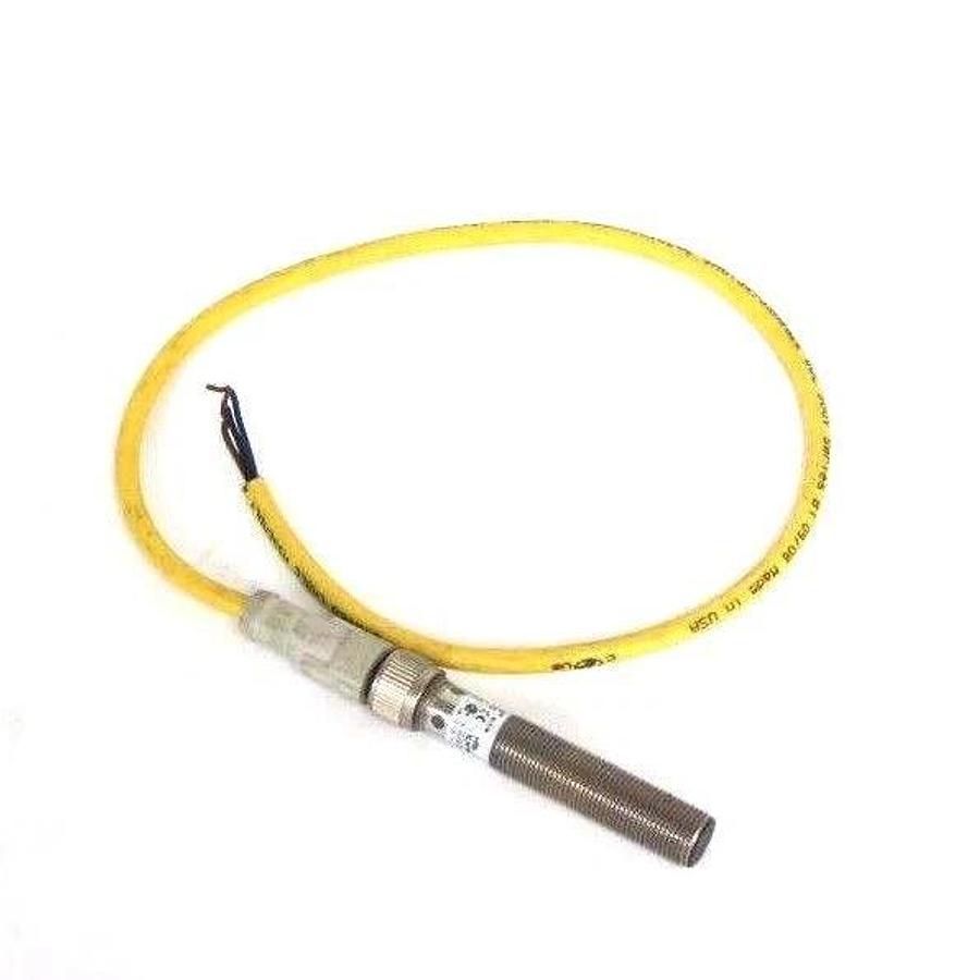 Used CUTLER HAMMER E57-12GS02-GDB INDUCTIVE PROXIMITY SWITCH W/ CSDS4A3CY2202 CABLE