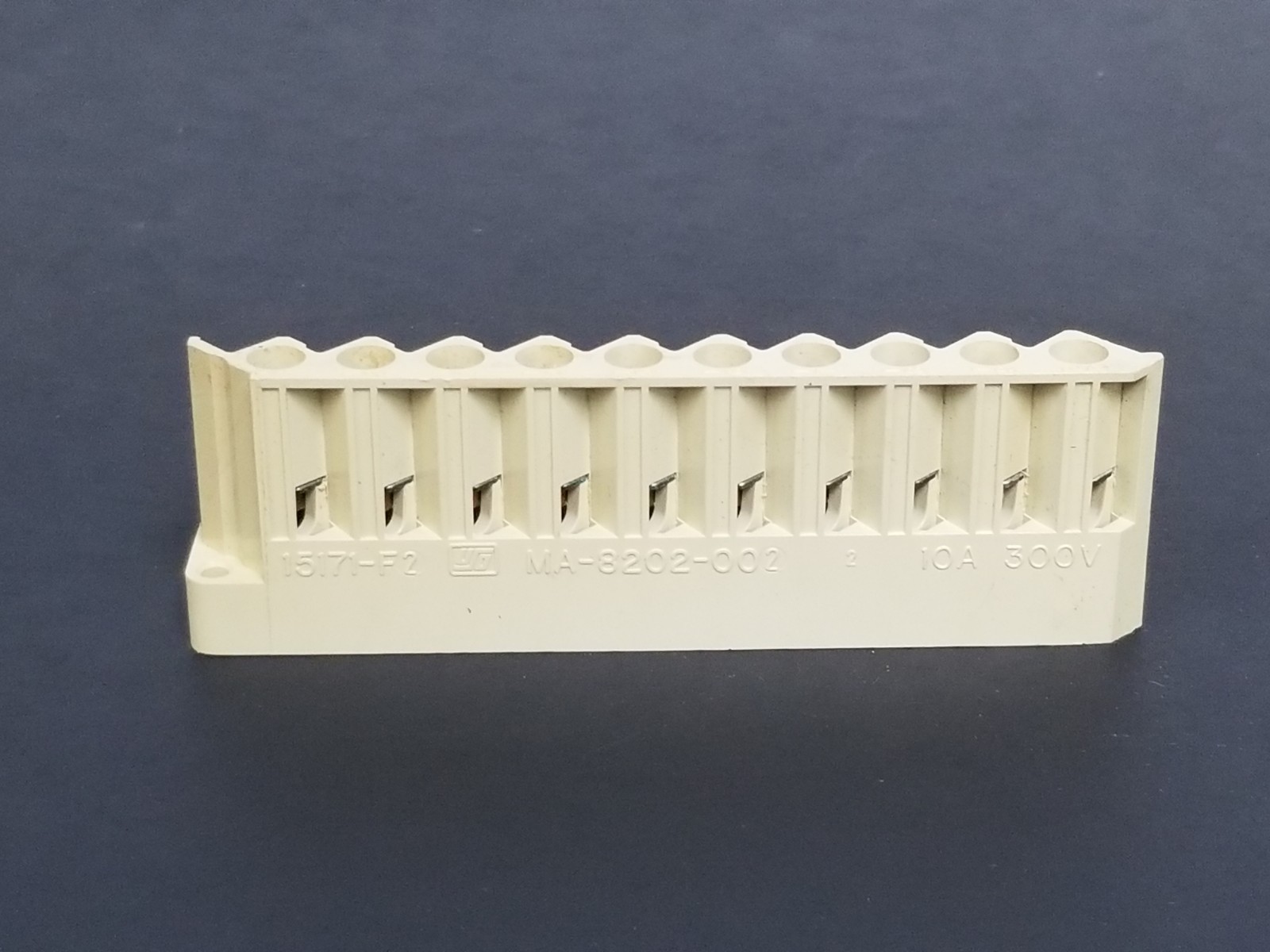 Used MODICON MA-8202-002 TERMINAL BLOCK 10A, 300V, MA8202002