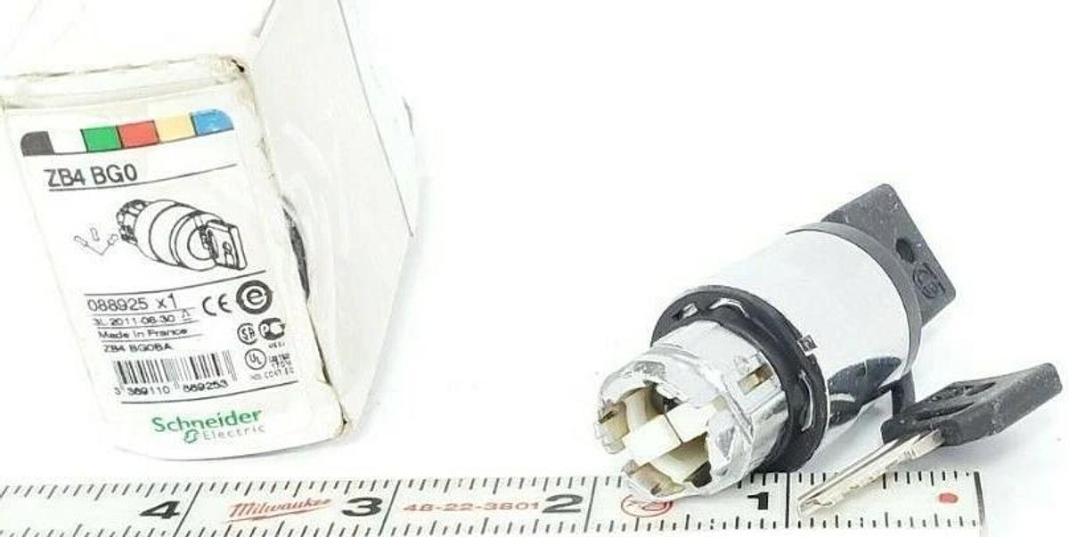Used NIB SCHNEIDER ELECTRIC ZB4-BG0 KEY SELECTOR SWITCH ZB4BG0