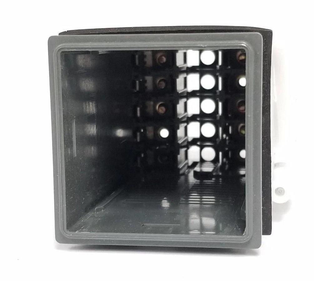 Used CHROMALOX 1601E-11030 TEMPERATURE CONTROLLER HOUSING