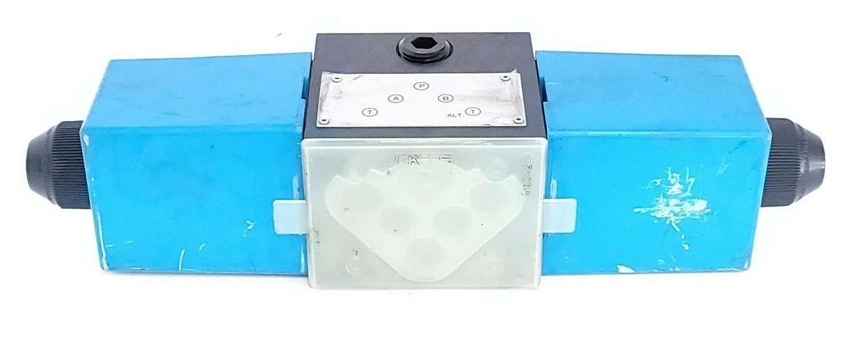 NEW VICKERS 02-140554 PILOT VALVE DG4S4-0131C-U-H-60 W/ 879147 24VDC COILS