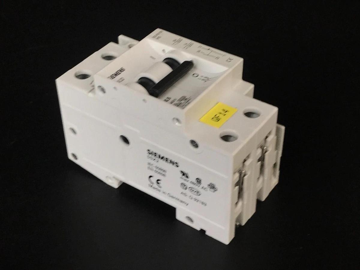 Used SIEMENS 5SX22 CIRCUIT BREAKER 5SX22C0,5 0.5A, 400V, 2P W/ 5SX9100-HS CONTACT