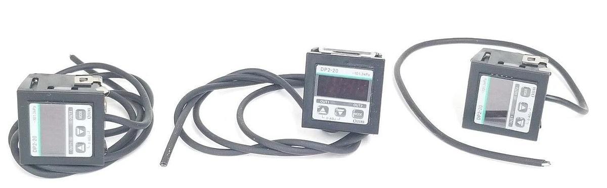 Used LOT OF 3 SUNX DP2-20 DIGITAL PRESSURE SENSORS DP220 W/ BRACKETS & CONNECTORS