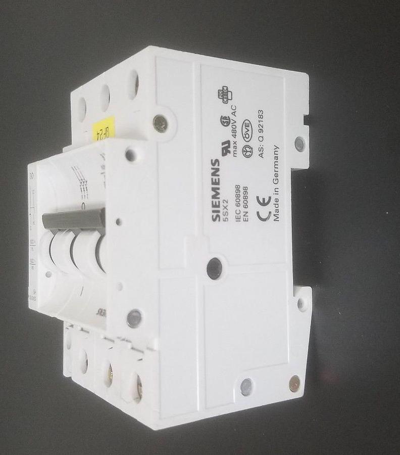 Used SIEMENS 5SX23 CIRCUIT BREAKER 5SX23C4, 400V, 4A, 3P W/ 5SX9100-HS CONTACT BLOCK