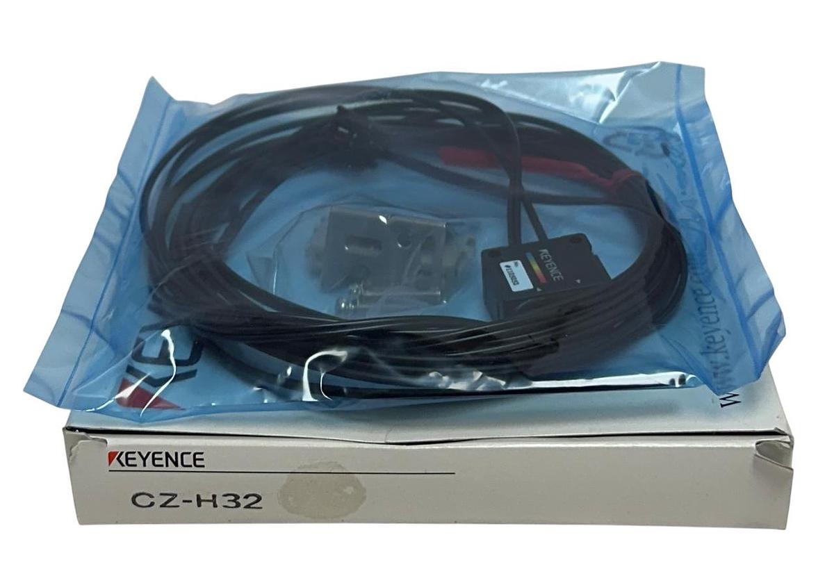 Used KEYENCE CZ-H32 / CZH32 REFLECTIVE SENSOR HEAD CZ-V20 SERIES VARIABLE SPOT NSMP