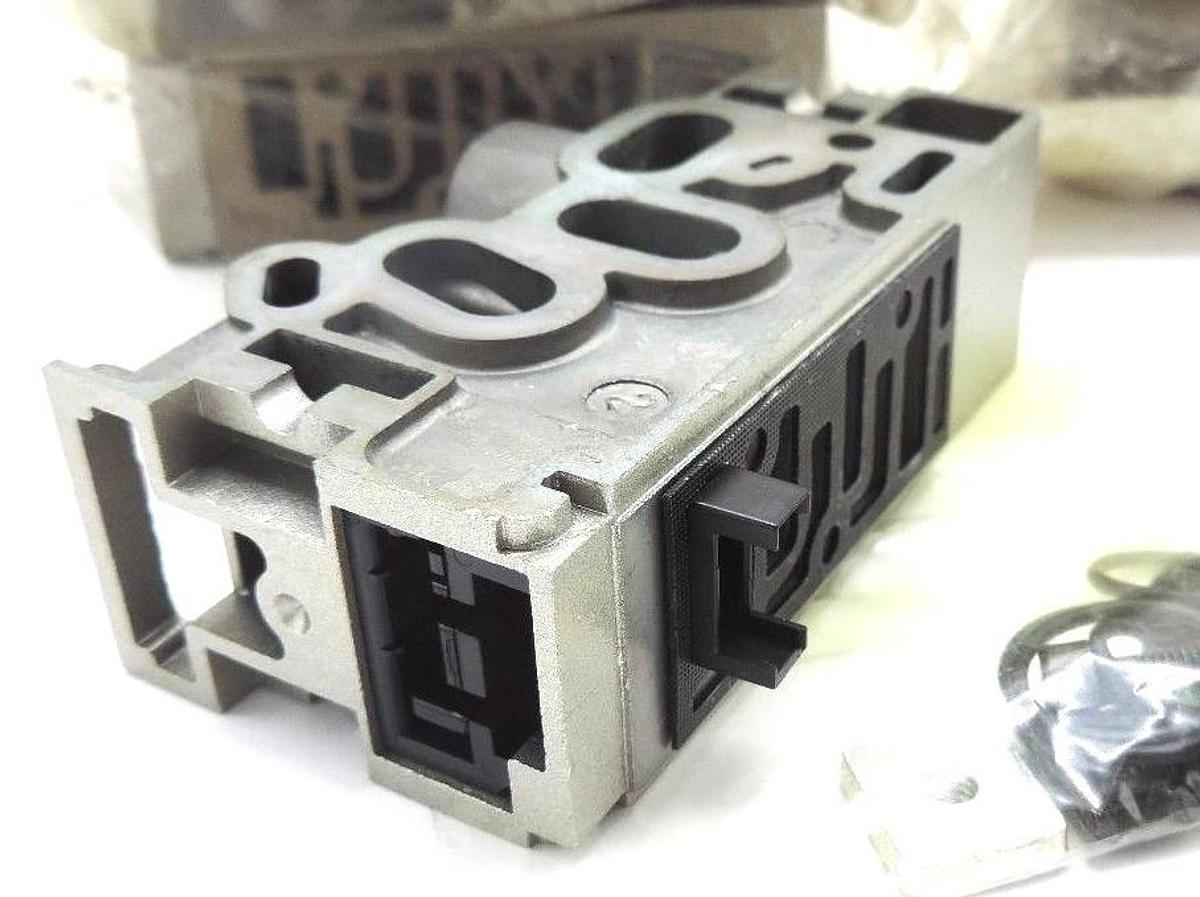 Used LOT OF 6 NEW SMC VVFS2000-20A-1 PNEUMATIC VALVE MANIFOLDS W/ HARDWARE VVFS200020