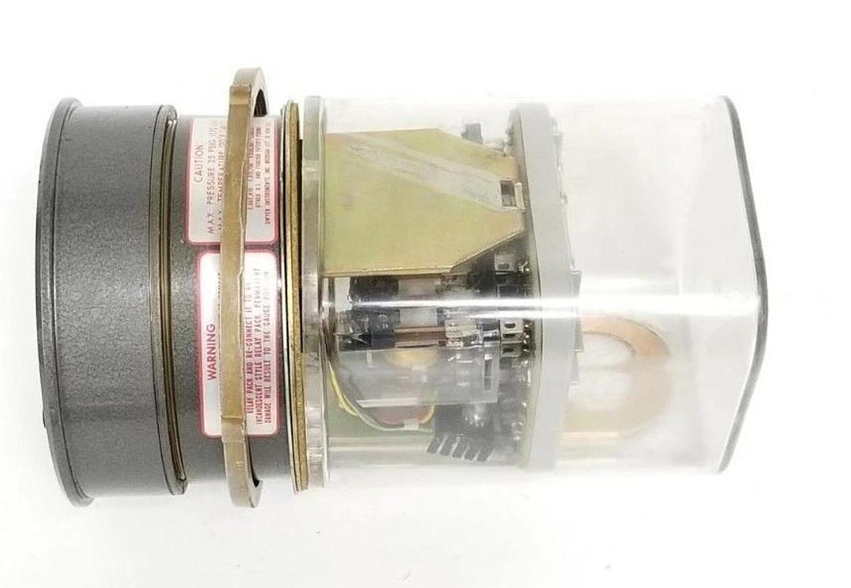 Used DWYER 13-160136-02 PHOTOHELIC PRESSURE GAGE WE1206LR50 , CIRCUIT: HH 120V