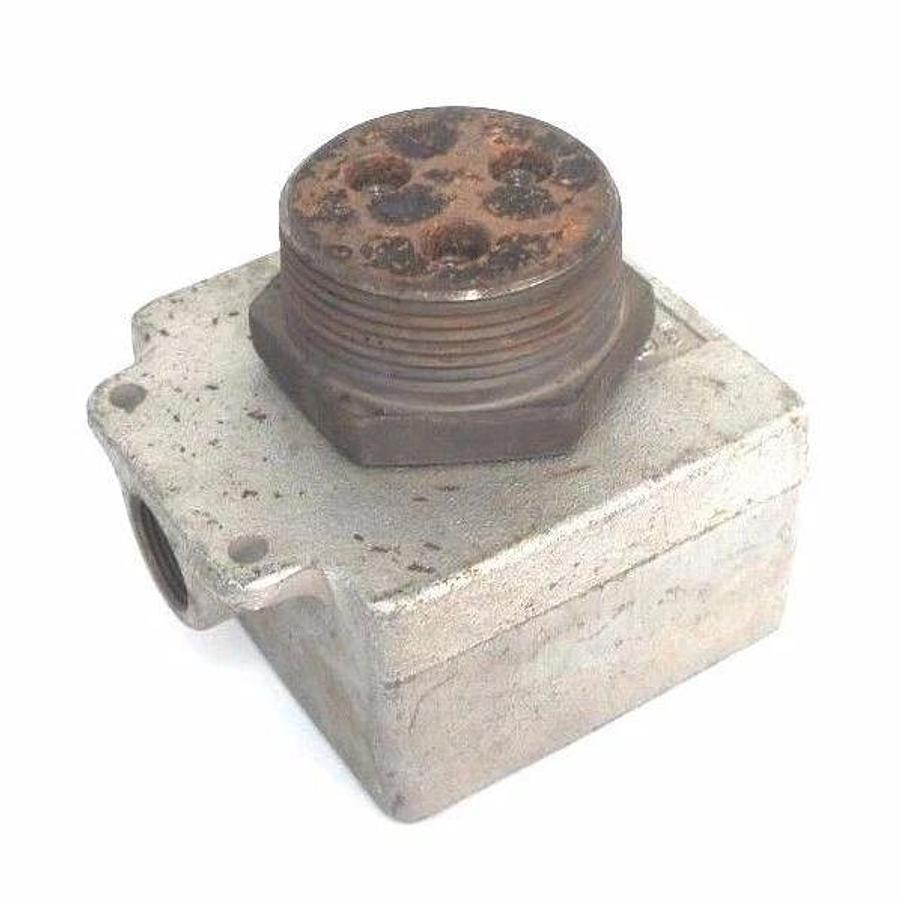 Used CROUSE HINDS S1002G CONDUIT ENCLOSURE 1/2" NPT