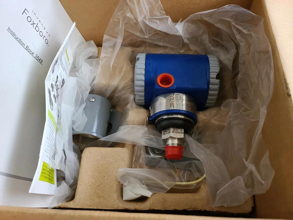 NEW FOXBORO IPI10-A21F / IPI10A21F PRESSURE TRANSMITTER W/ MOUNTING HARDWARE