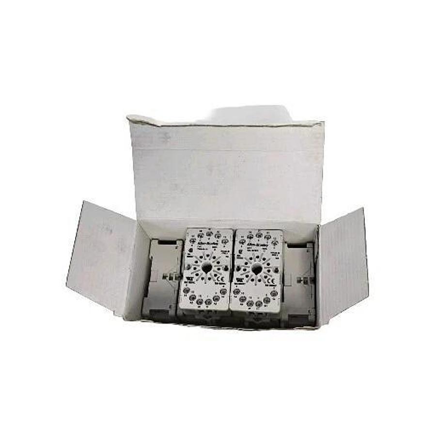 BOX OF 7 NEW ALLEN BRADLEY 700-HN101 SOCKETS 11-PIN SER. D