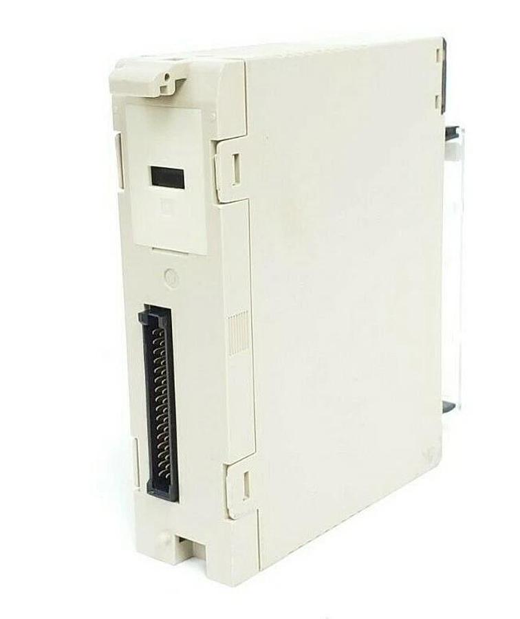 Used OMRON C200H-0C224 OUTPUT UNIT C200H-OC224 250VAC/24VDC, 2A/POINT