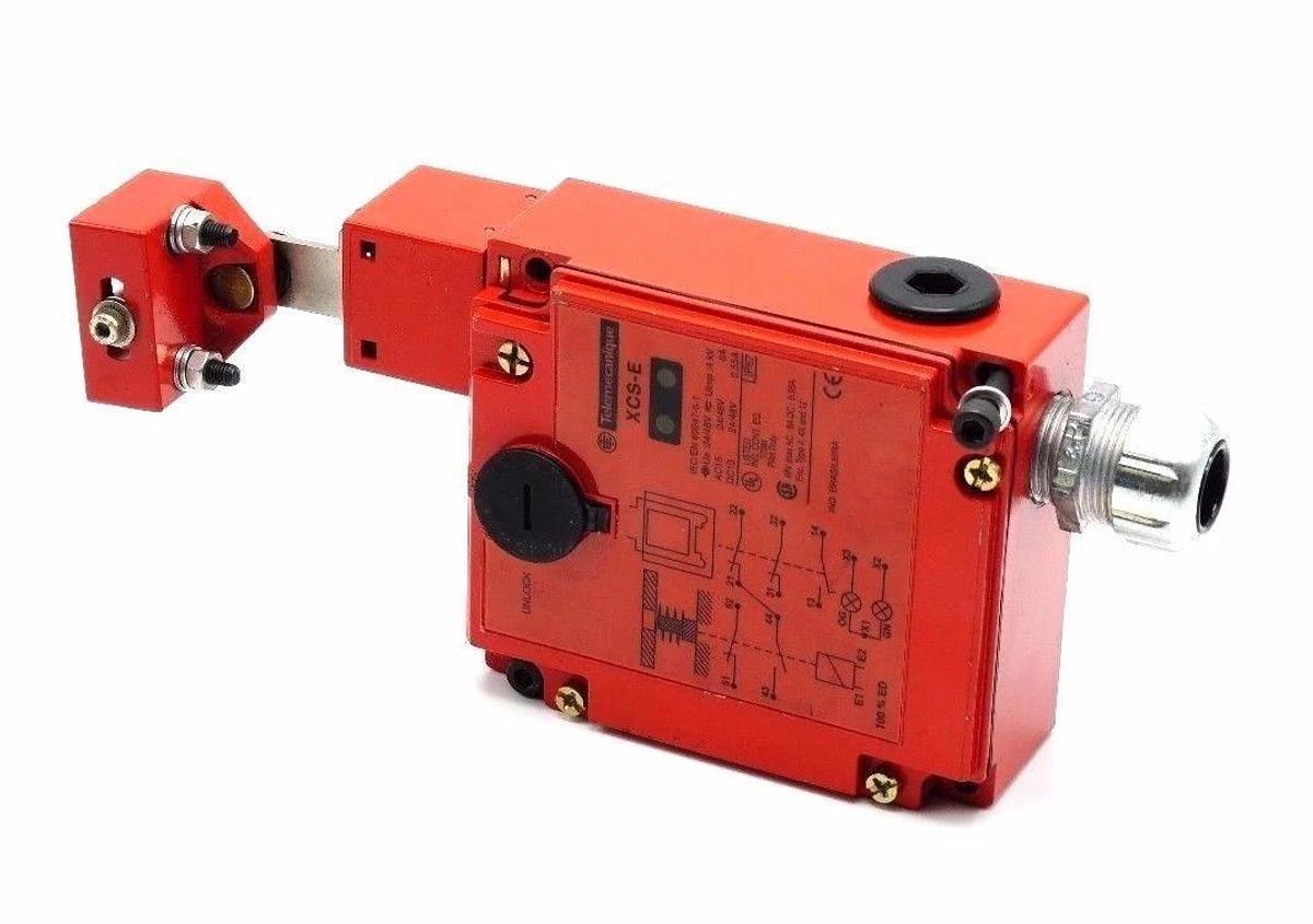Used TELEMECANIQUE XCSE7513 SAFETY LIMIT SWITCH XCS-E7513 W/ KEY-TONGUE XCS-Z03