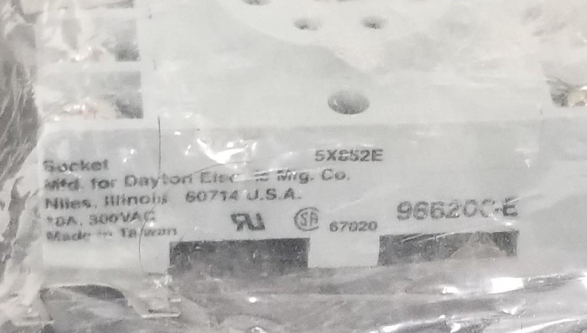 Used NEW DAYTON 5X852E RELAY SOCKET 10A, 300V, 8-BLADE