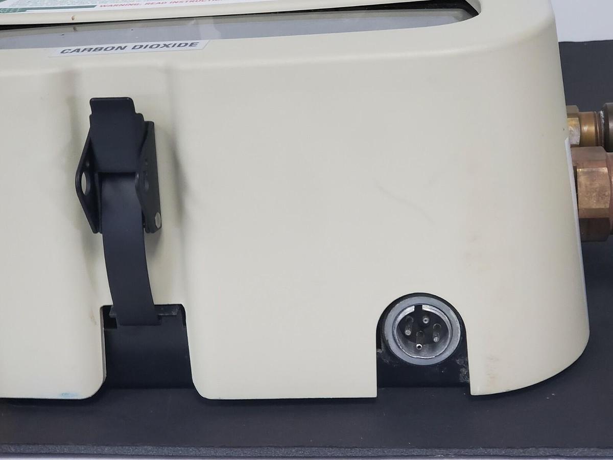 Used VICTOR MEDICAL PRODUCTS VM1100 NITROGEN OXIDE / CARBON DIOXIDE GAS MANIFOLD