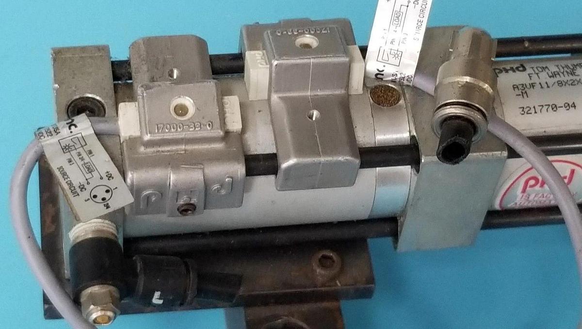 Used PHD A3VF11/8X2X13/16-M CYLINDER VALVE 3 POSITION 150PSI AIR 1-1/8 BORE 17522