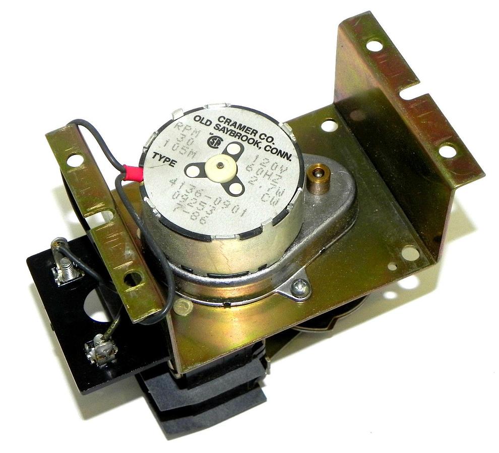 Used EAGLE SIGNAL 76-02A60204 REPEAT CYCLE TIMER 2 SEC.  W/ CRAMER 4136-0901 MOTOR