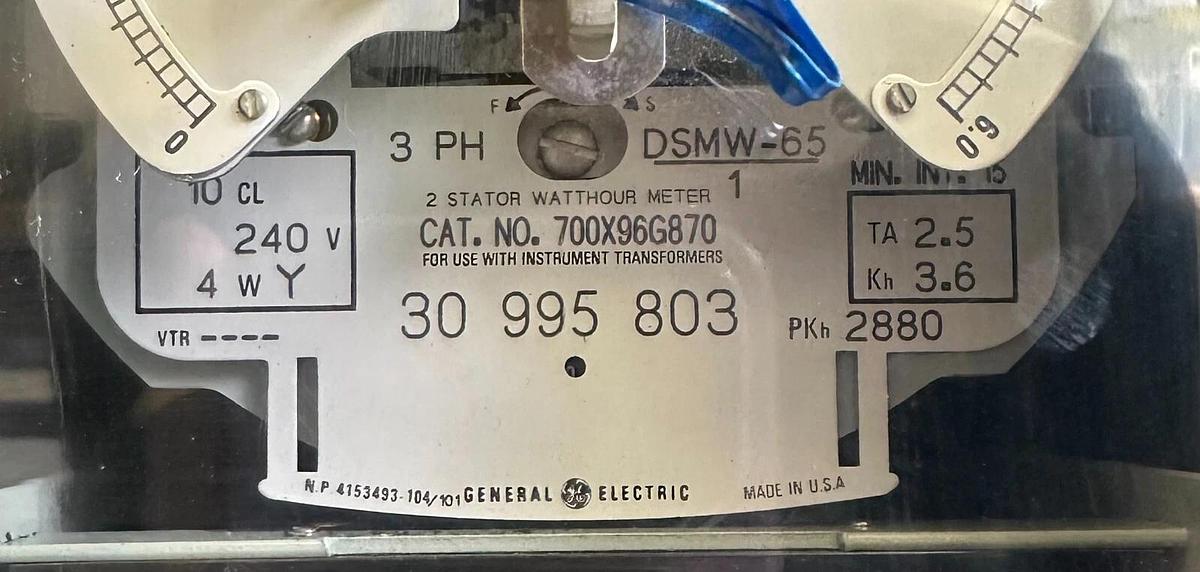 Used GENERAL ELECTRIC 700X96G870 2-STRATOR WATTHOUR METER DSMW-65 / DSMW65