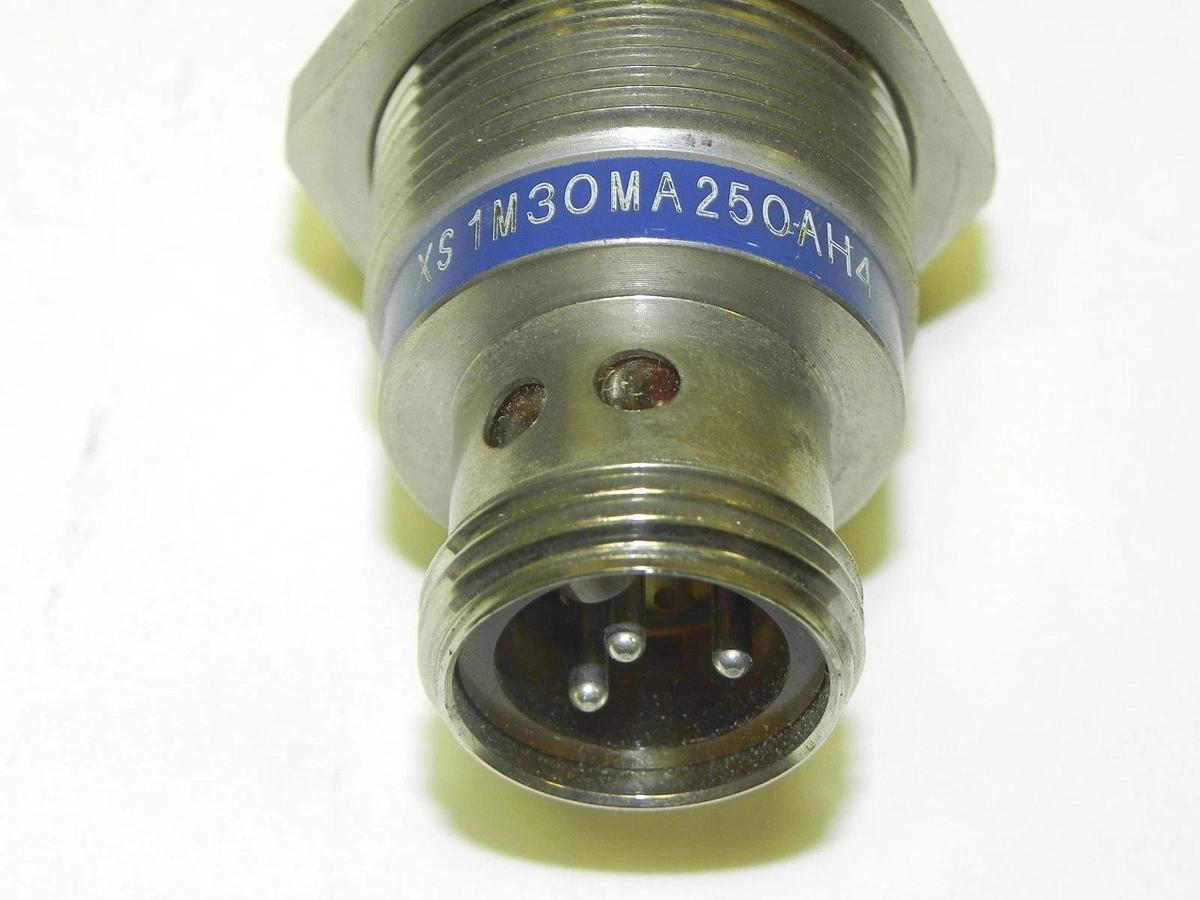 Used TELEMECANIQUE XS1M30MA250AH4 INDUCTIVE SENSOR