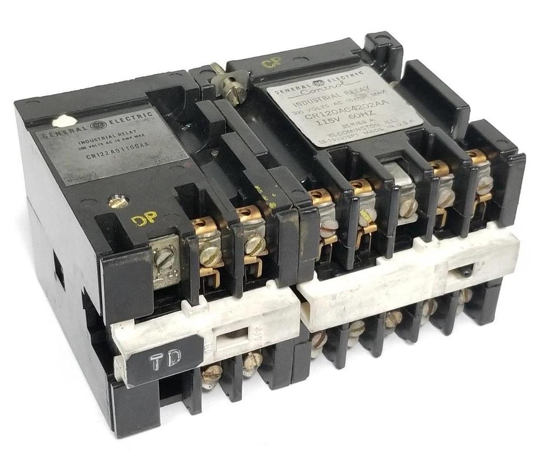 Used GENERAL ELECTRIC CR120A04202AA INDUSTRIAL RELAY 115V 60HZ W/ CR122A01100AA