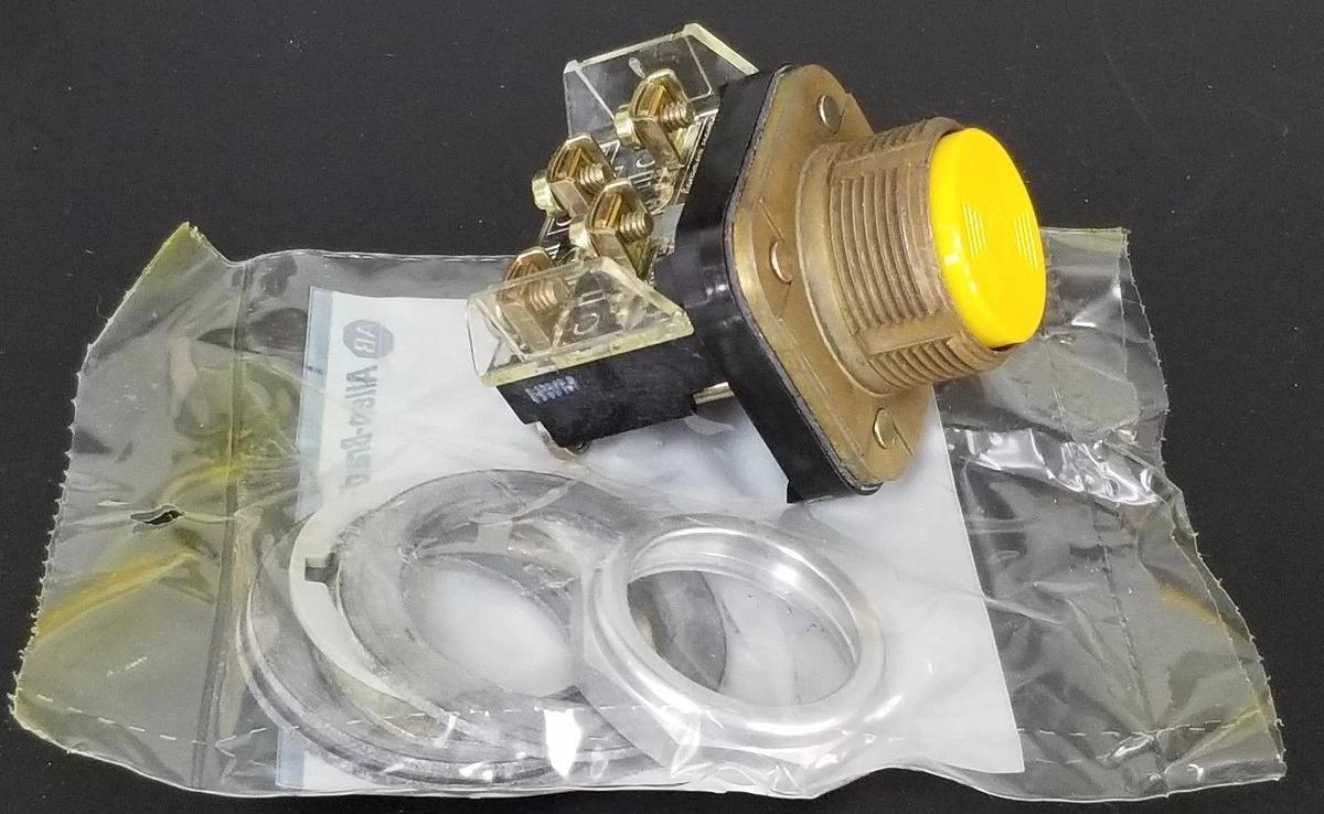 Used NIB ALLEN BRADLEY 800T-A9A YELLOW PUSH BUTTON SWITCH, TYPE 4,13, SER T, 800TA9A