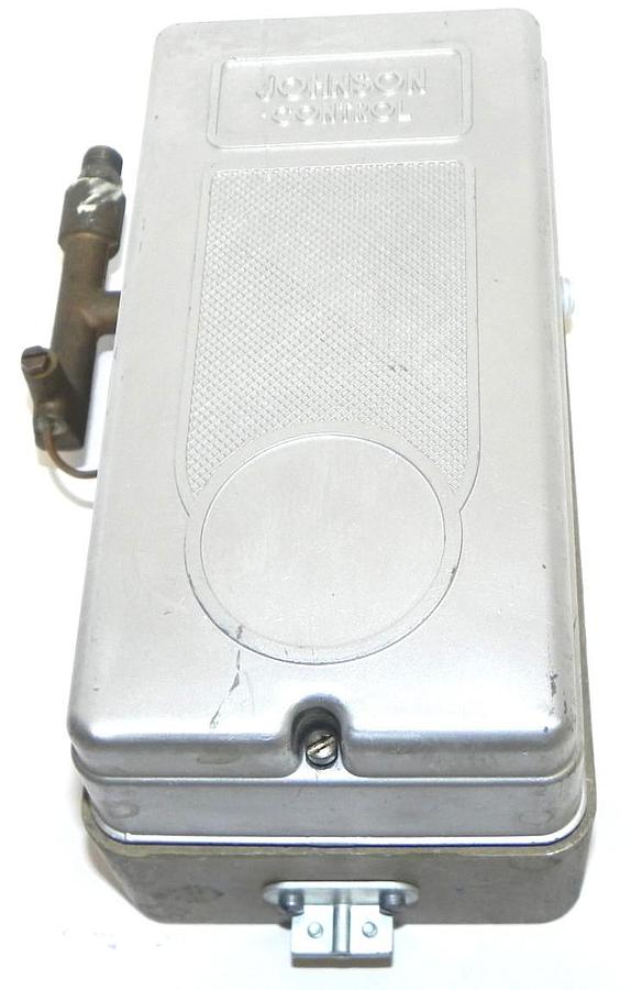 Used JOHNSON CONTROLS T-8500 REMOTE BULB THERMOSTAT T8500