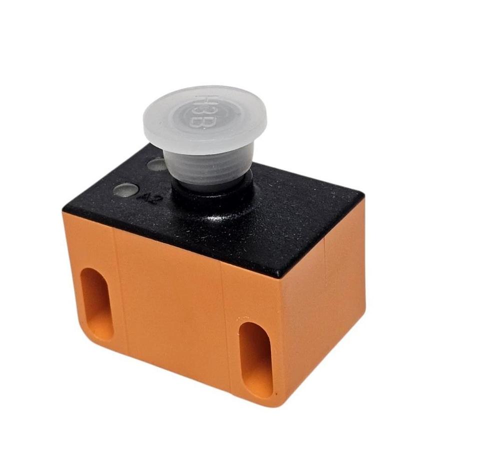 NIB IFM IND3004DBPKG/US-100-DPV INDUCTIVE DUAL SENSOR IN5225