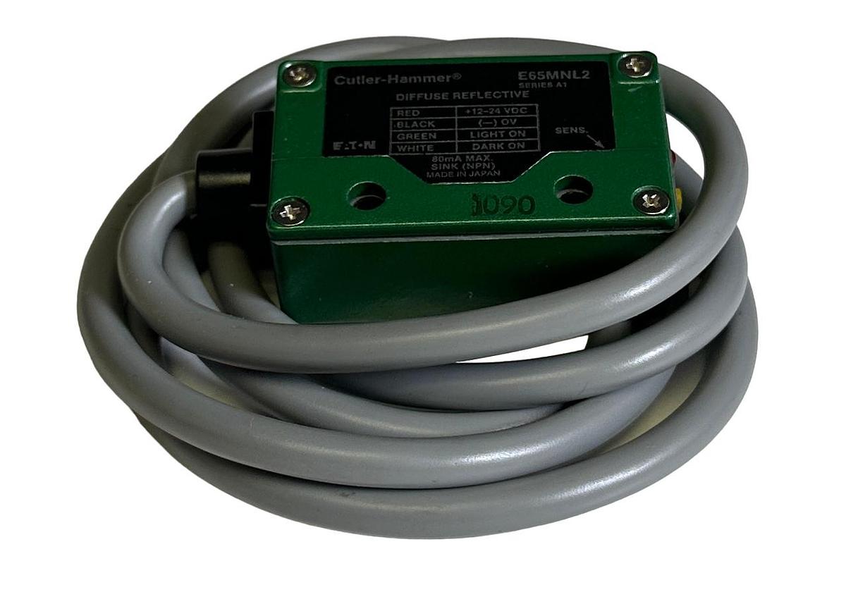 Used NEW CUTLER-HAMMER E65MNL2 SERIES A1 DIFFUSE REFLECTIVE PHOTOELECTRIC SENSOR NSMP