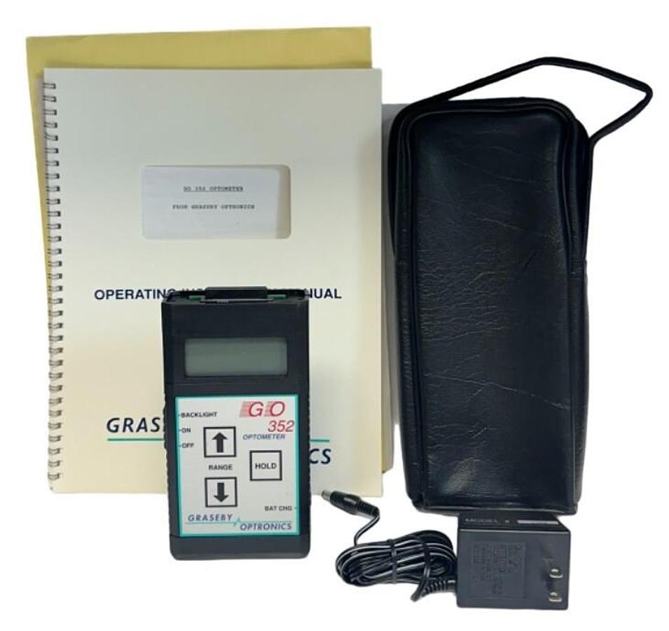 Used GRASEBY OPTRONICS GO 352 / GO352 OPTOMETER 3-1/2 DIGIT LCD DISPLAY W/ CASE NSMP