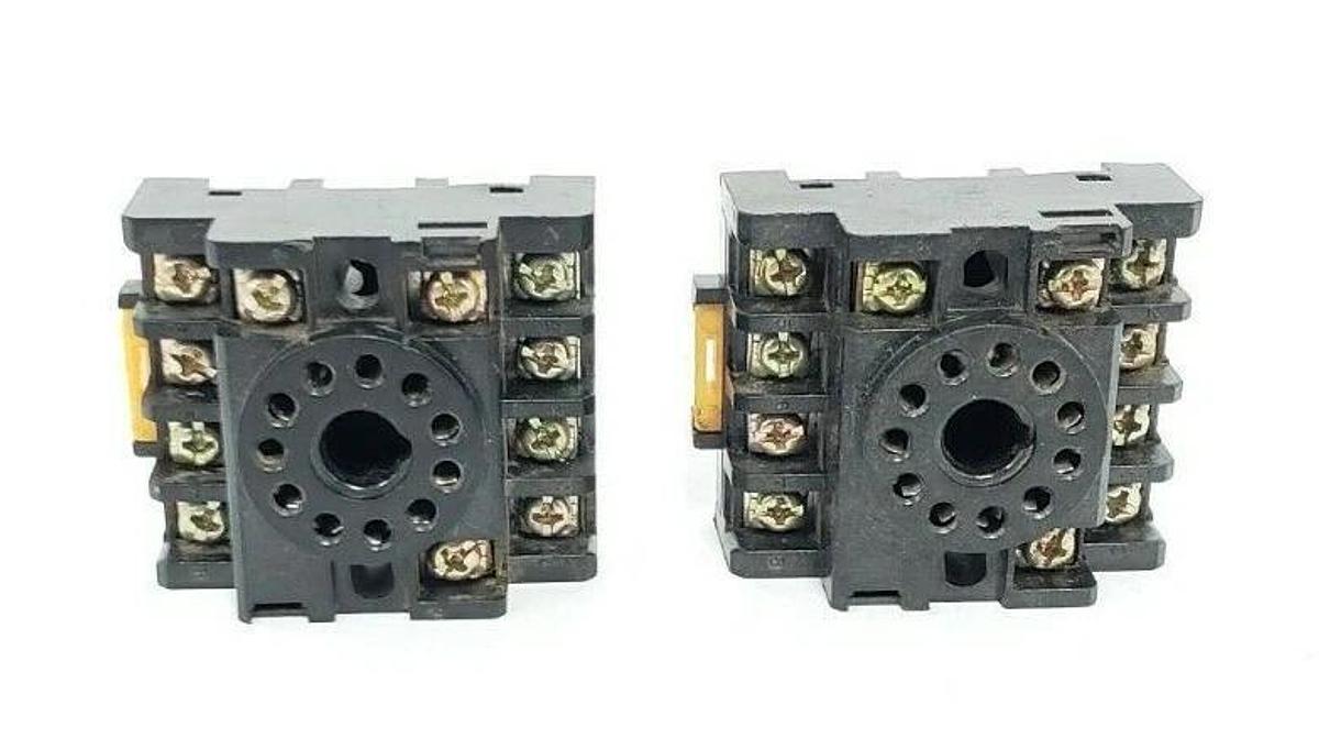 Used LOT OF 2 YOUNG ELECTRONICS DS-11 RELAY SOCKETS 11PIN, 10A, 300V