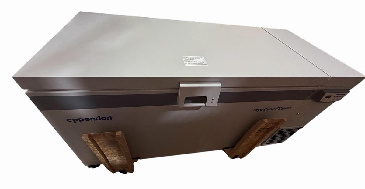 Used EPPENDORF CRYOCUBE FC660C ULTRA-LOW TEMPERATURE FREEZER 660 L (for parts)