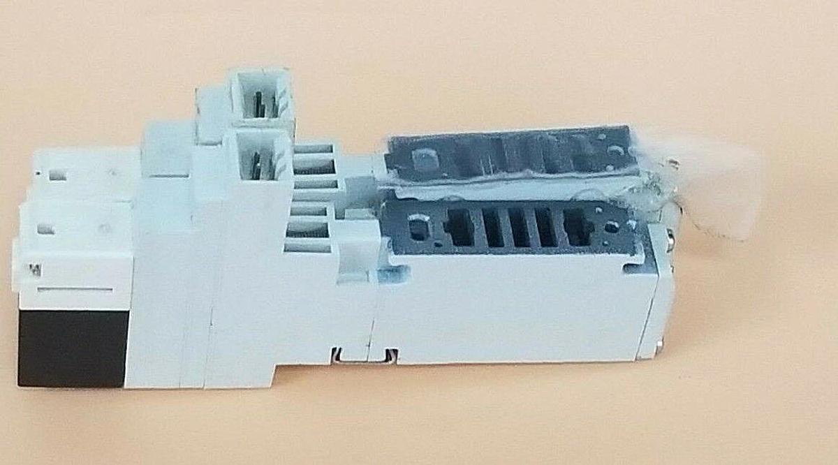 Used LOT OF 2 SMC VQ1100-5 SOLENOID VALVE VQ11005, 0.1~0.7MPa, DC 24V, 1W