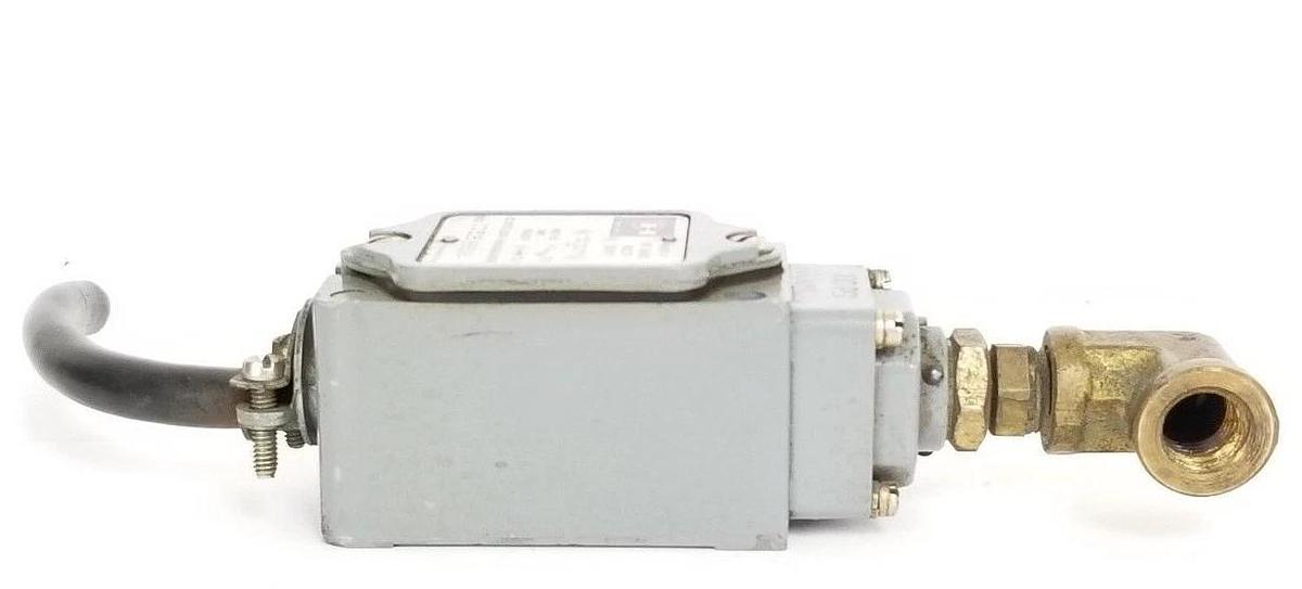 Used CUTLER HAMMER 10316H659A LIMIT SWITCH, 600VAC, 100PSI