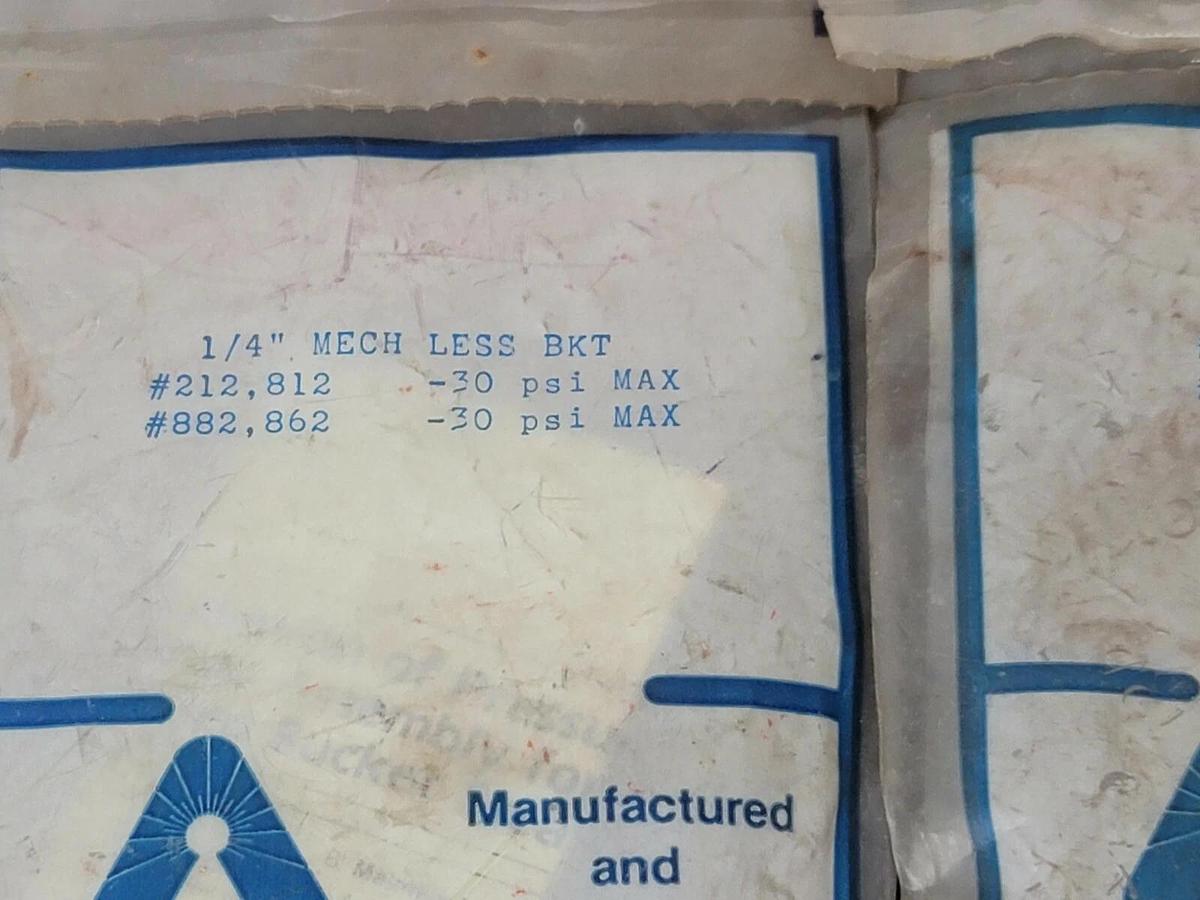 Used (4) NEW ARMSTRONG 1/4'' MECH LESS BRACKET #212,812-30 PSI MAX #882,862-30 PSI