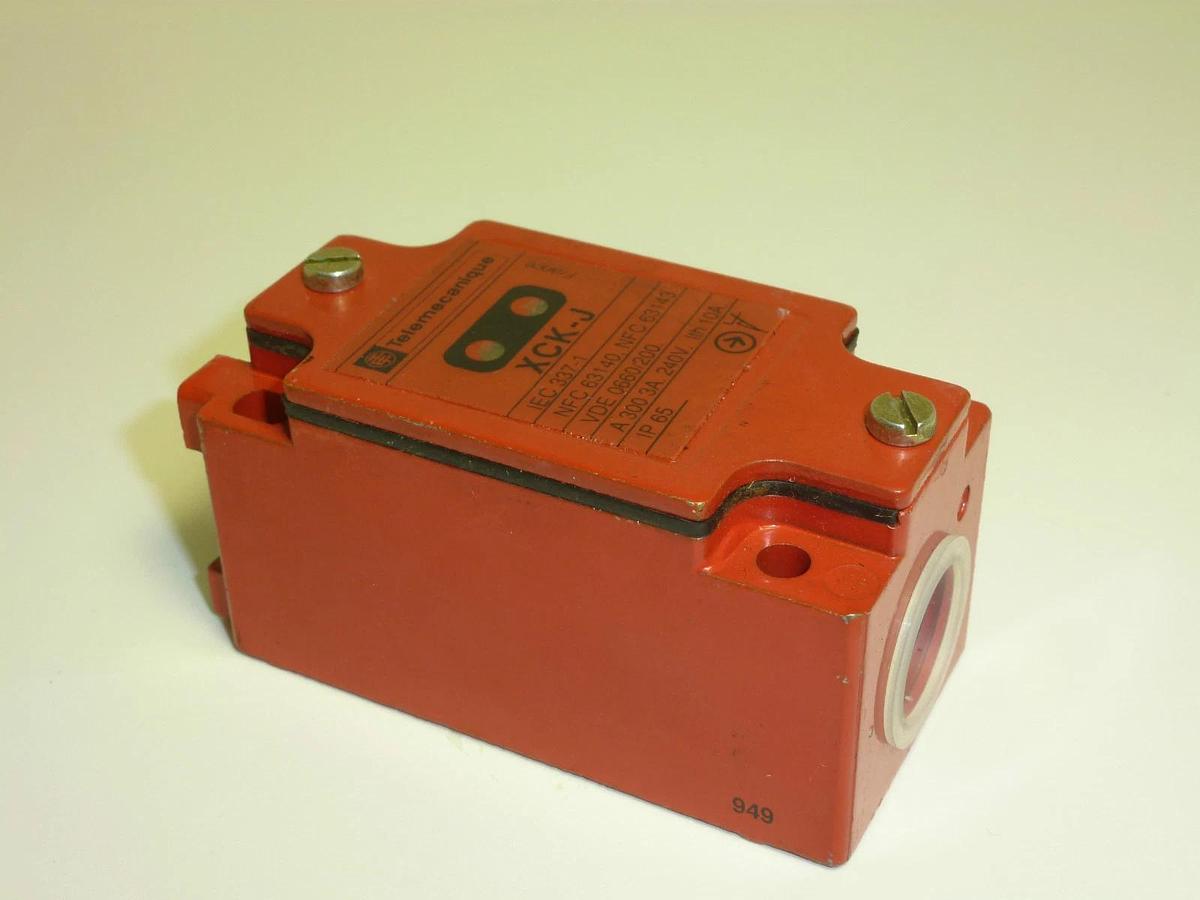 Used TELEMECANIQUE XCK-J5954F3H4 SAFTEY INTERLOCK BODY XCKJ5954F3H4