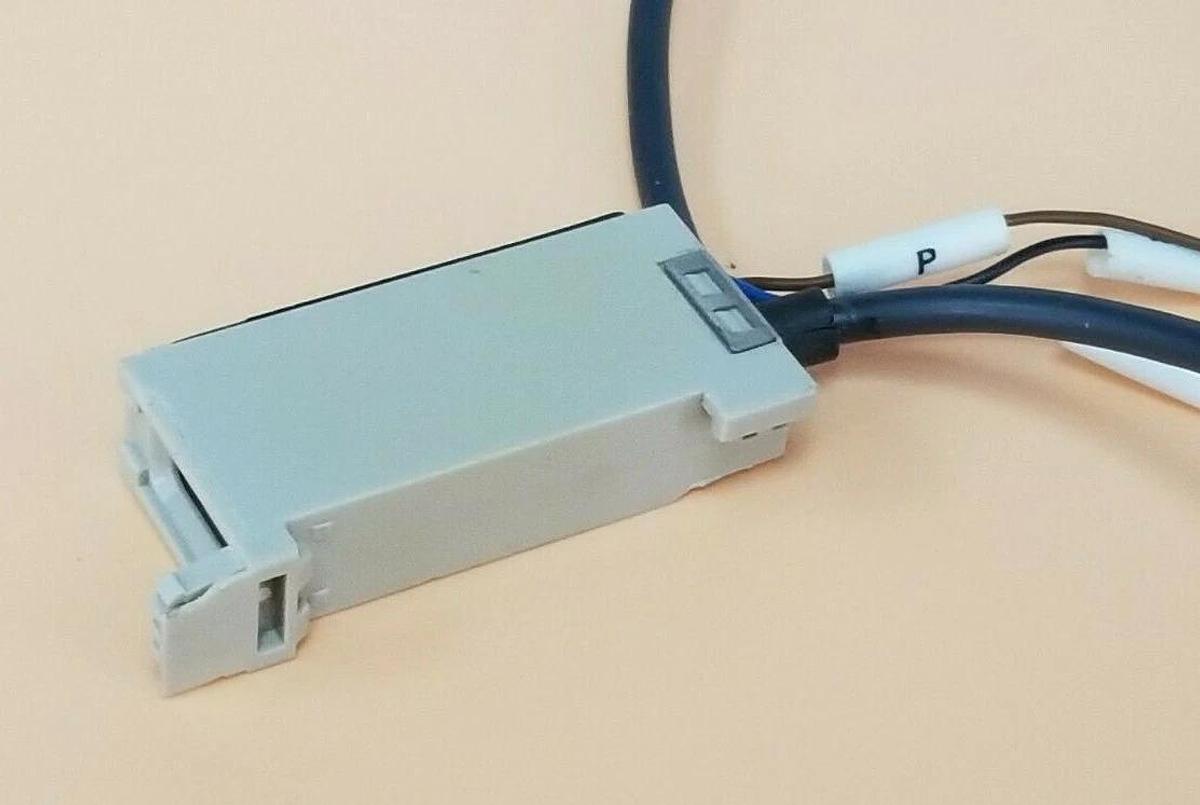 Used OMRON E3X-H11 PHOTOELECTRIC SENSOR 10-30VDC, E3XH11 *MISSING COVER* (20'' LEAD)