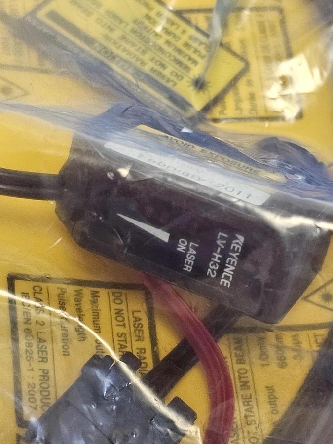 NEW KEYENCE LV-H32 PHOTOELECTRIC DIGITAL LASER SENSOR HEAD LVH32