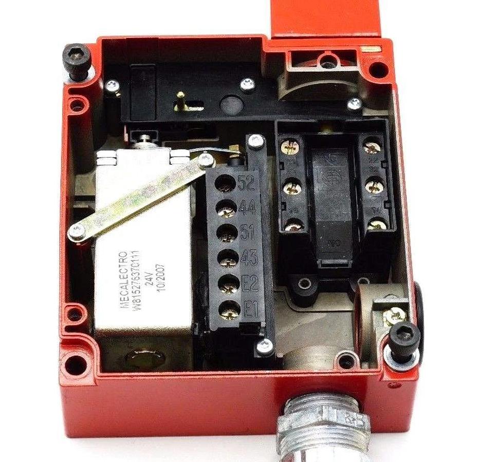 Used TELEMECANIQUE XCSE7513 SAFETY LIMIT SWITCH XCS-E7513 W/ KEY-TONGUE XCS-Z03