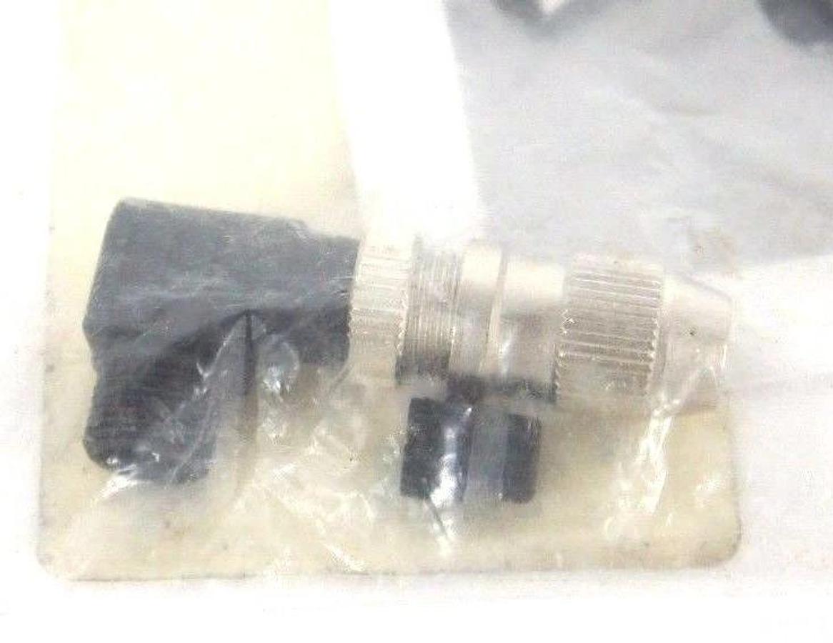 Used LOT OF 4 NEW TURCK BS 8246-0 MINIFAST CORDSET ADAPTERS ID NO. U6579 BS82460