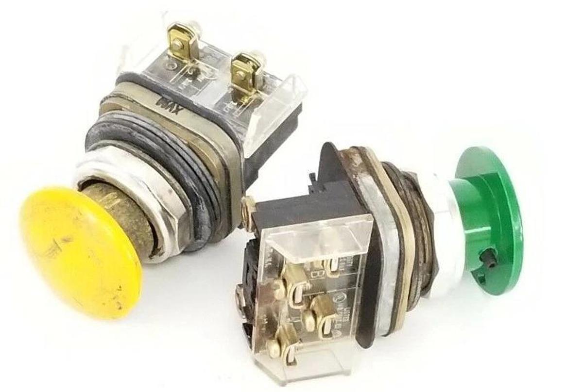 Used LOT OF 2 ALLEN BRADLEY PUSHBUTTONS 800T-D6 & 800T-D W/ 800T-XA & 800T-XD1