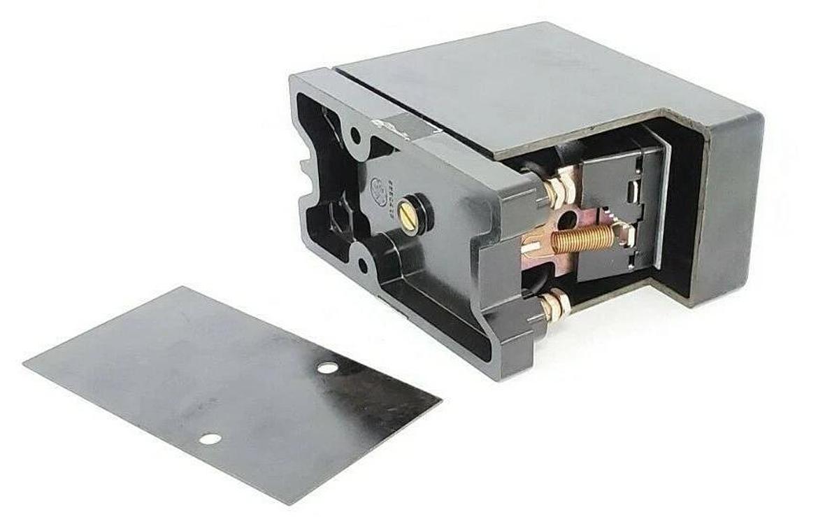 Used GENERAL ELECTRIC 12-HGA33A2 AUXILIARY CONTROL RELAY 125V HGA-33A2 12HGA33A2