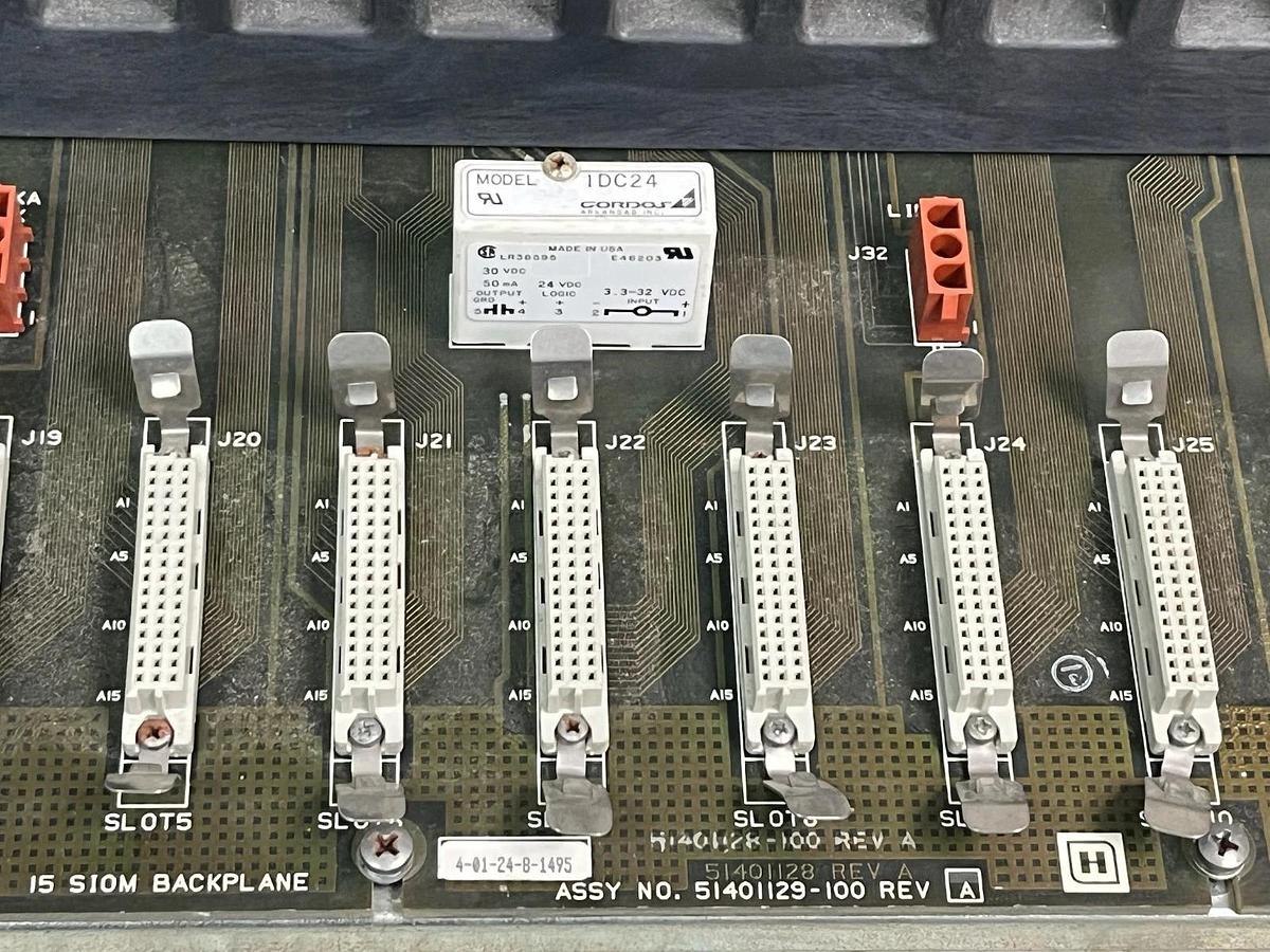 Used Honeywell 51401525-100 Rev A 15-Slot Chassis w/ (2) 51304485-100 Digital Modules