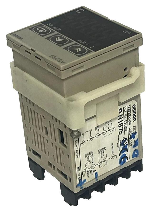 Used OMRON E5CSV-R1KJ-W Temperature Controller 1/8 DIN Relay Output K TC Input