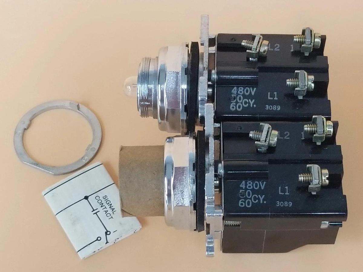 Used LOT OF 2 NIB CUTLER HAMMER 10250T224 PRETEST LIGHT PUSHBUTTONS 480V 50-60HZ