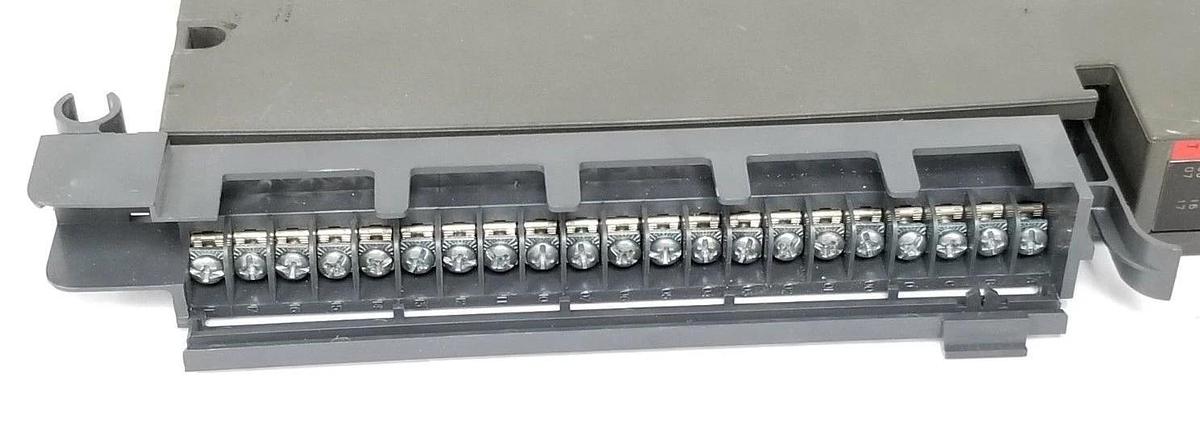 Used ALLEN BRADLEY 1771-IAD/D INPUT MODULE 120V AC/DC REV. A01 96220601 W/ 1771-WH