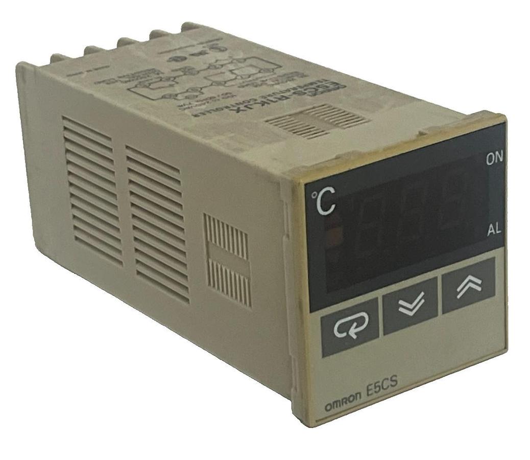 Used OMRON E5CS-R1KJX Temperature Controller 1/16 DIN Relay 3A 250VAC 100-240VAC