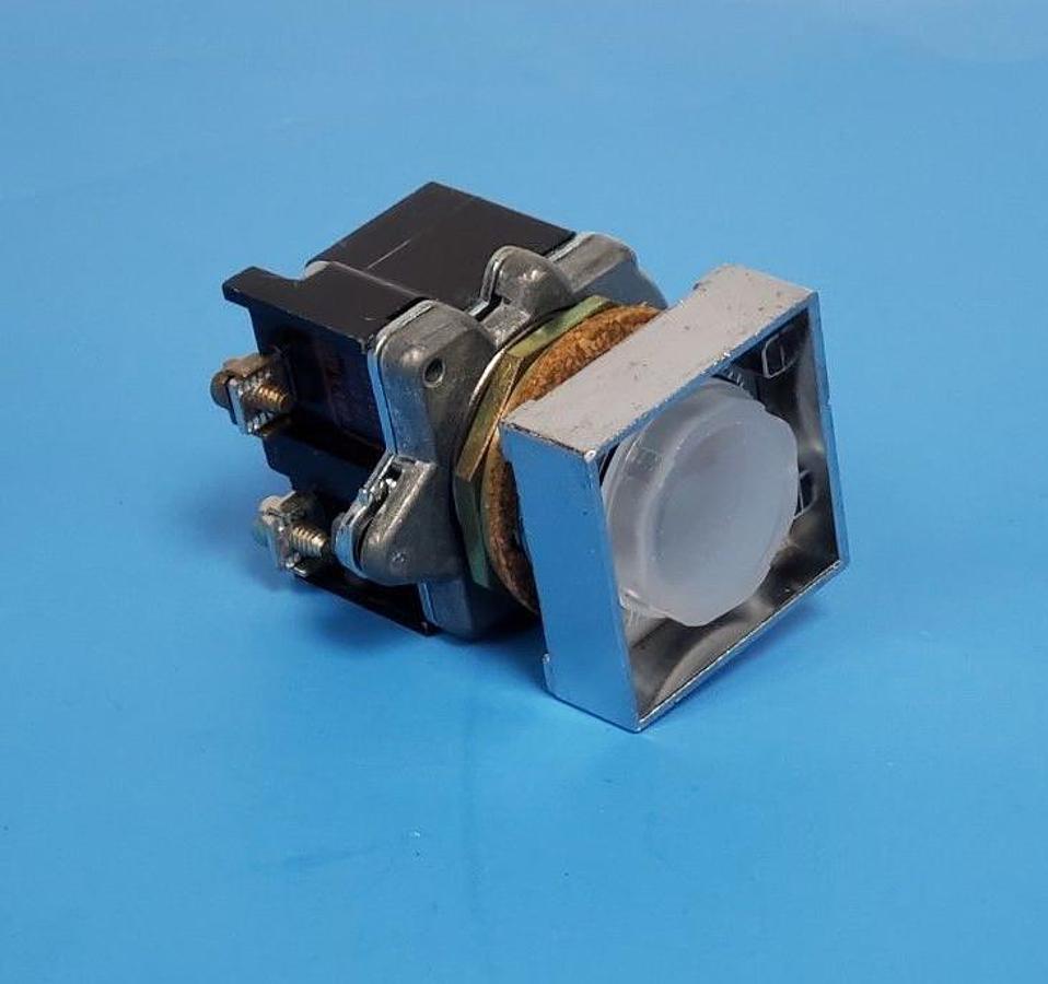 Used NIB CUTLER-HAMMER E30BA COMPACT PUSHBUTTON INDICATING LIGHT 120V, 60/50HZ