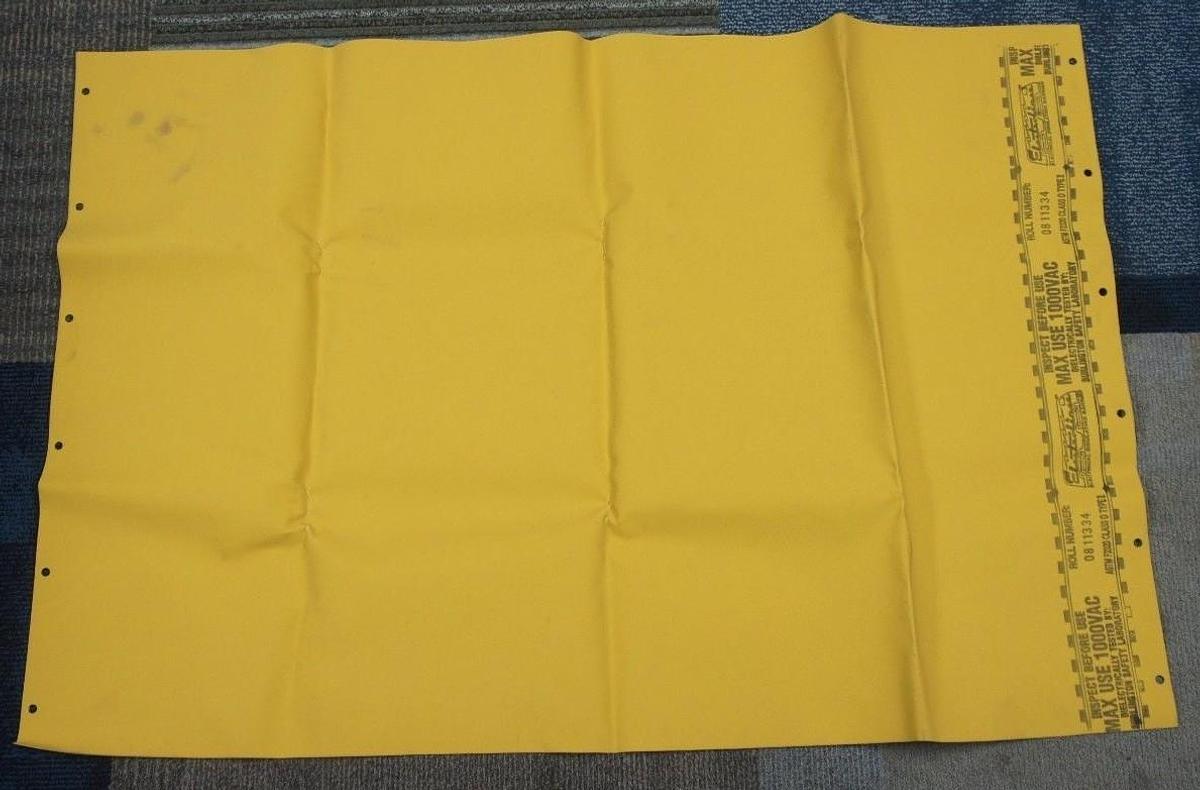 Used NEW UNITED TECHNOLOGIES CARRIER VP-795085 YELLOW VOLTAGE BARRIER SHEETING 3X2FT