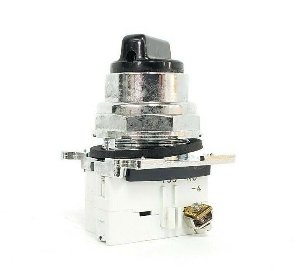 Used CUTLER-HAMMER 2-POSITION SELECTOR SWITCH W/ 10250T/91000T SER. D2 CONTACT BLOCK