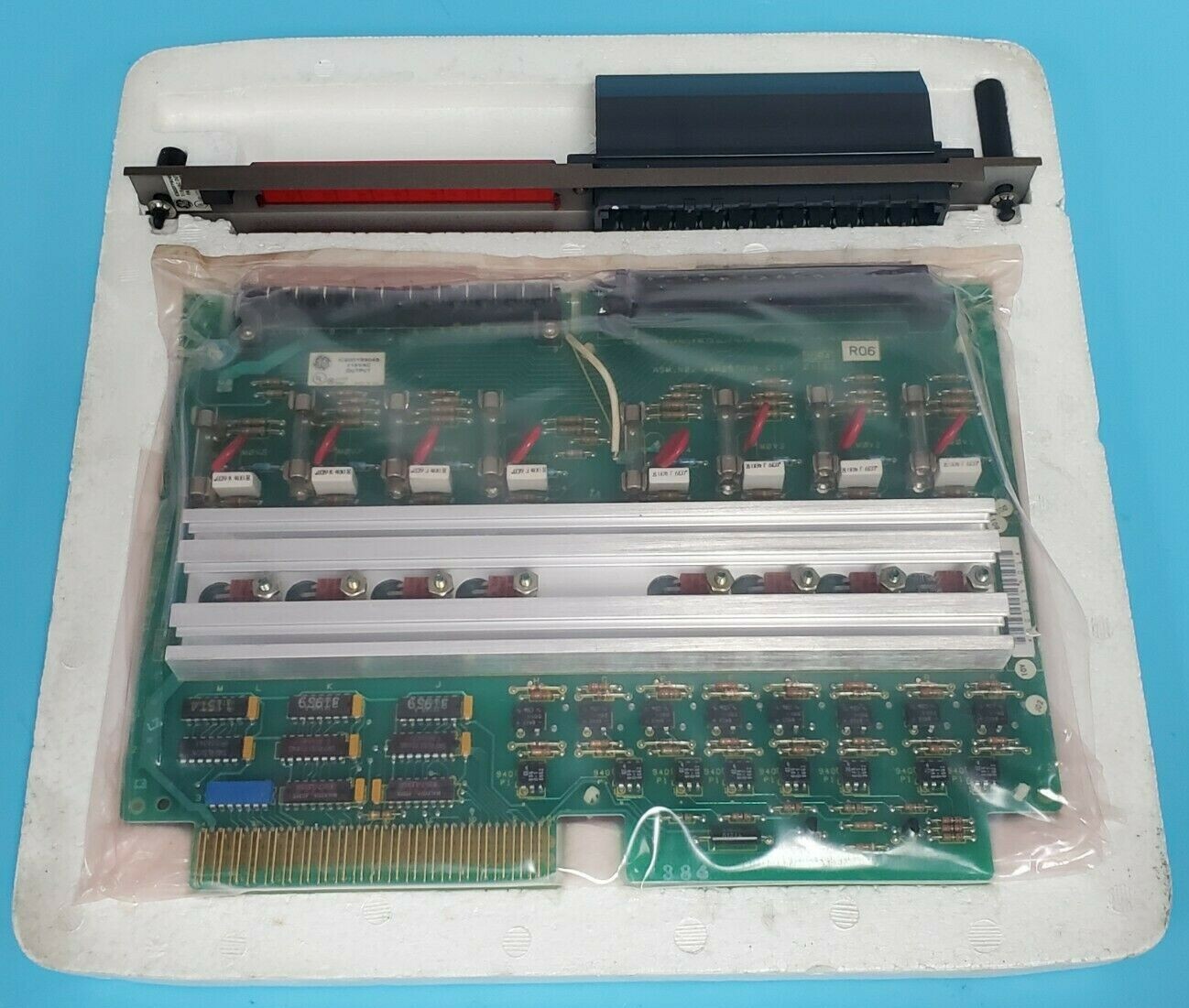 Used NIB GE FANUC IC600BF904B OUTPUT MODULE W/ IC600FP904B FACEPLATE 44A297038-G03